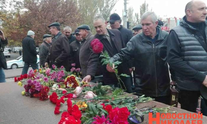 В Николаеве прошло торжественное возложение цветов к 100-летию милиции