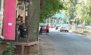 Николаевцам приходится обходить пристройку к кафе по проезжей части