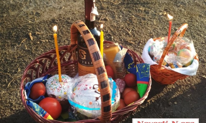 Православные жители Николаева отмечают Светлое Христово Воскресение и освящают пасхальные куличи