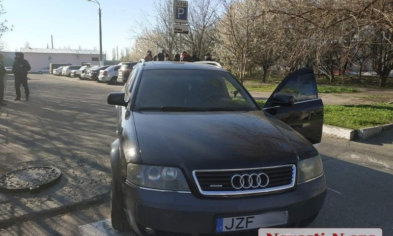 В Николаеве «внутренняя безопасность» задержала патрульных в Audi на «евробляхах»