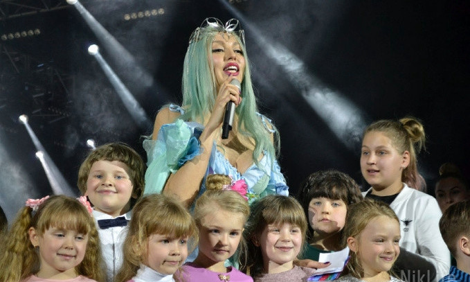 В Николаеве Полякова презентовала свои новинки и выстроила на сцене детей, чтобы с ними заселфиться 