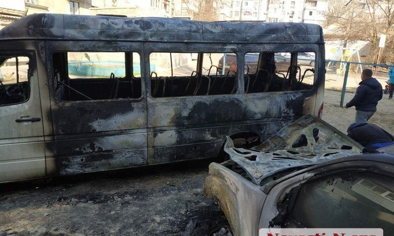 Ночью в Николаеве сгорели два автомобиля — подозревают поджог