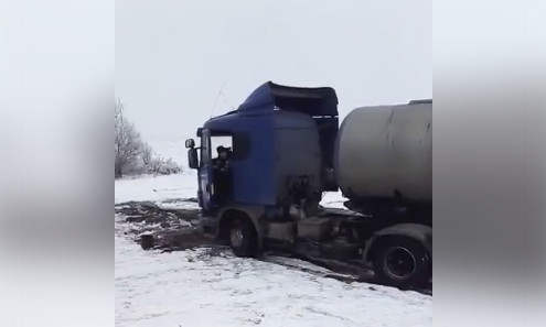 В Николаевском районе спасатели вытащили застрявший в грязи грузовой автомобиль