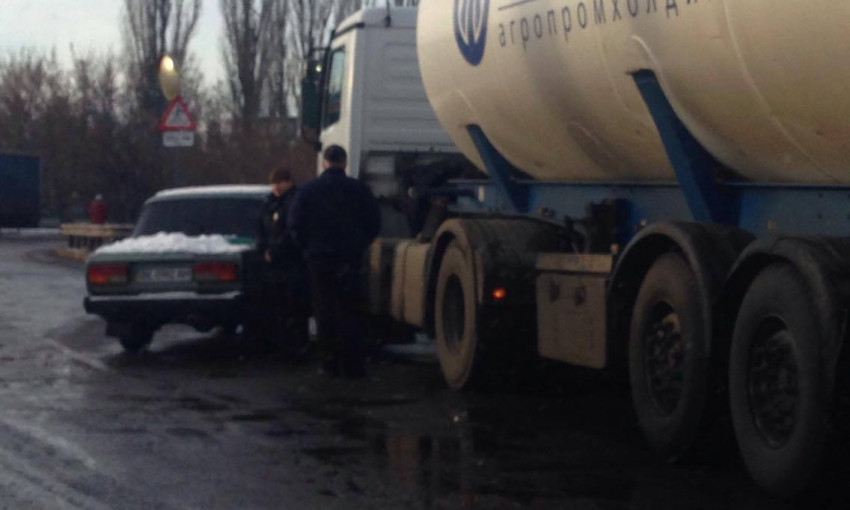 На кольцевой развязке в сторону Богополя произошло столкновение автомобиля и грузовика с цистерной