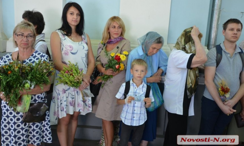 Православные жители Николаева отмечают Медовый Спас и освящают мед и цветы