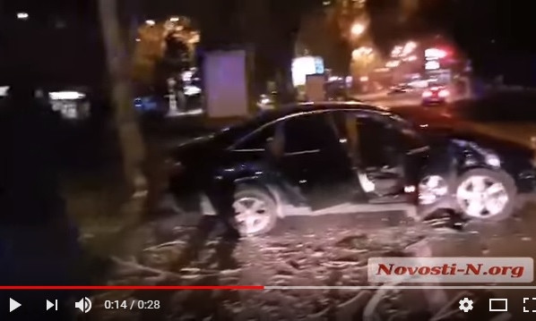 В центре Николаева «Ауди» на огромной скорости врезался в дерево
