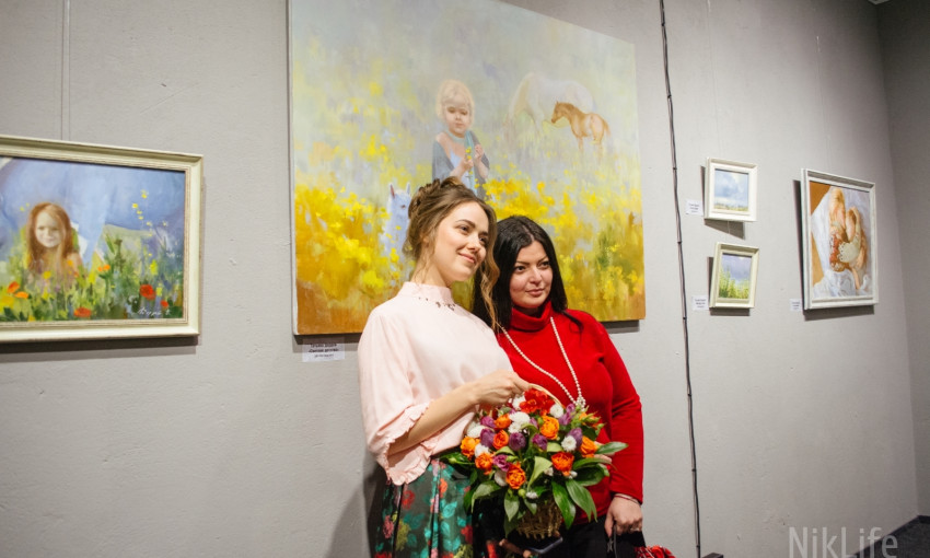 В Николаеве художница встретила весну выставкой-«объятиями»