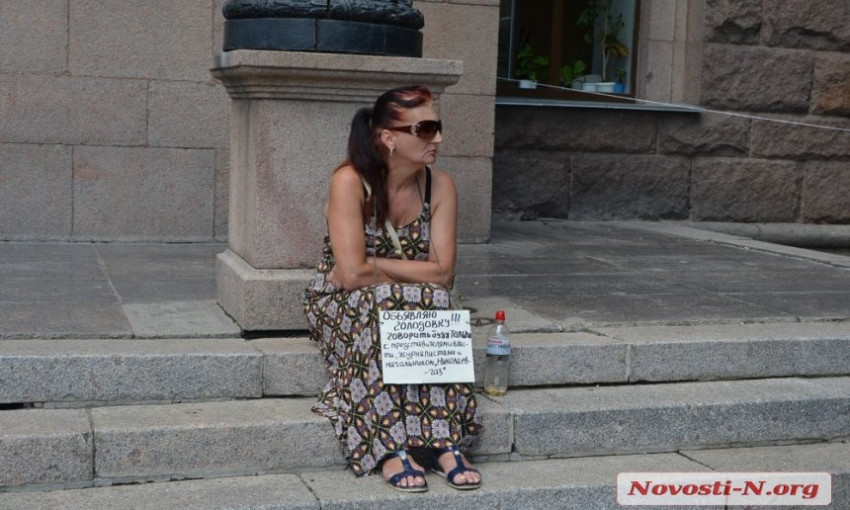 Жительница Николаева объявила под мэрией голодовку