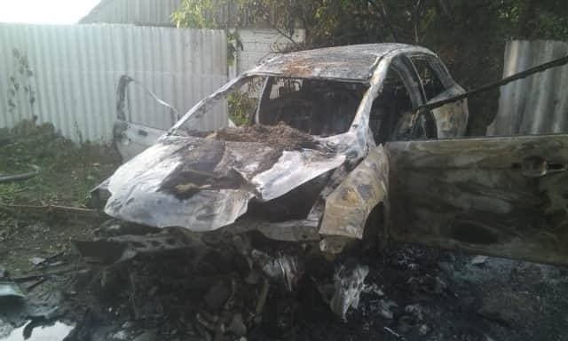 Четверо пострадавших в больнице: на сельской дороге автомобиль вылетел в кювет, врезался в забор жилого частного дома и загорелся