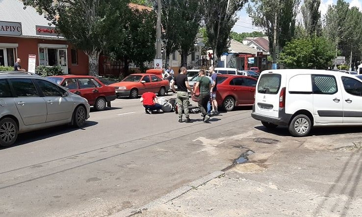 Второе ДТП у Пушкинского кольца за день, - теперь мотоциклист без шлема врезался в автомобиль