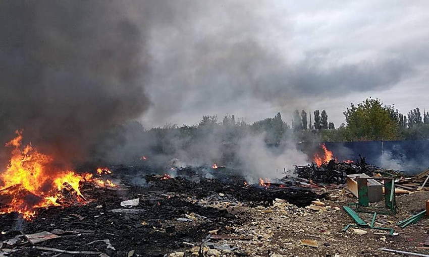 В Николаеве спасатели потушили пожар на свалке бытовой техники
