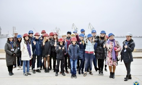 В Николаеве школьникам провели экскурсию по порту «Ника-тера»