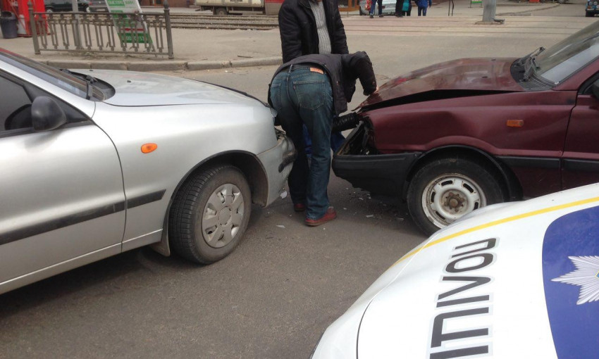 На Богоявленском проспекте два автомобиля не смогли поделить дорогу