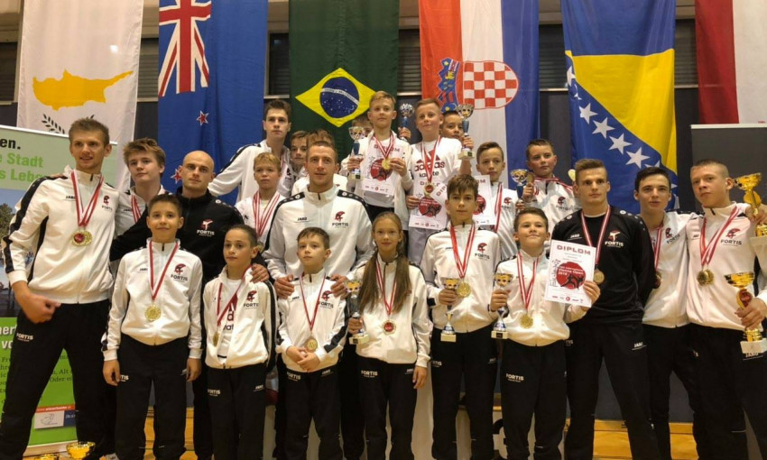 На турнире в Австрии николаевские каратисты взяли 12 золотых, 3 серебряных и 9 бронзовых медалей