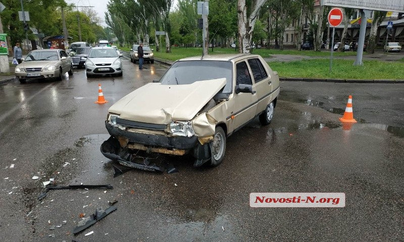 В центре Николаева в двух ДТП столкнулись три «легковушки» и микроавтобус