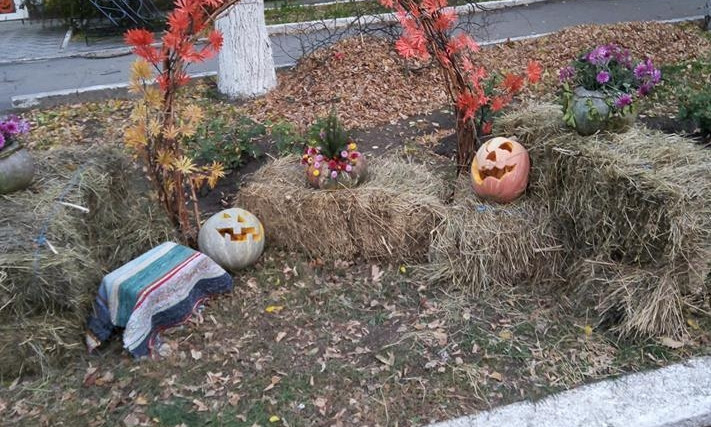 На Николаевщине вандалы ночью разгромили тематическую зону к Хеллоуину