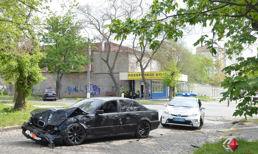 В Николаеве на перекрестке столкнулись «Honda» и «BMW»
