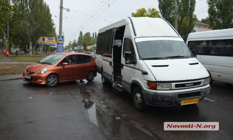 В Николаеве произошло ДТП при участии маршрутного такси и легкового автомобиля