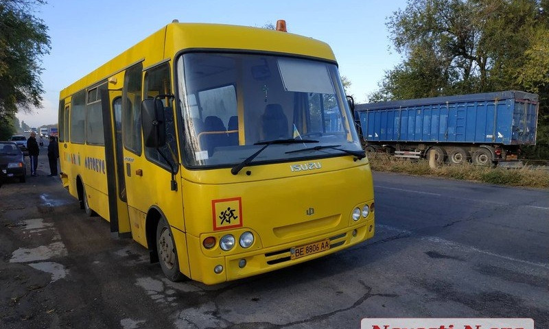 На Николаевщине автомобиль протаранил школьный автобус