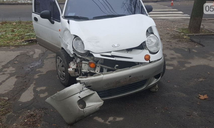 В Николаеве на углу улиц Шевченко и Фалеевская произошла авария - столкнулись два автомобиля Daewoo и Peugeot