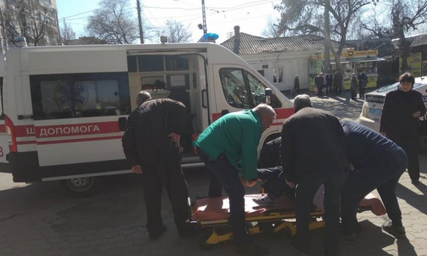 Неизвестные в масках напали на палатки кандидата в Президенты Украины и сломали ногу одному из агитаторов