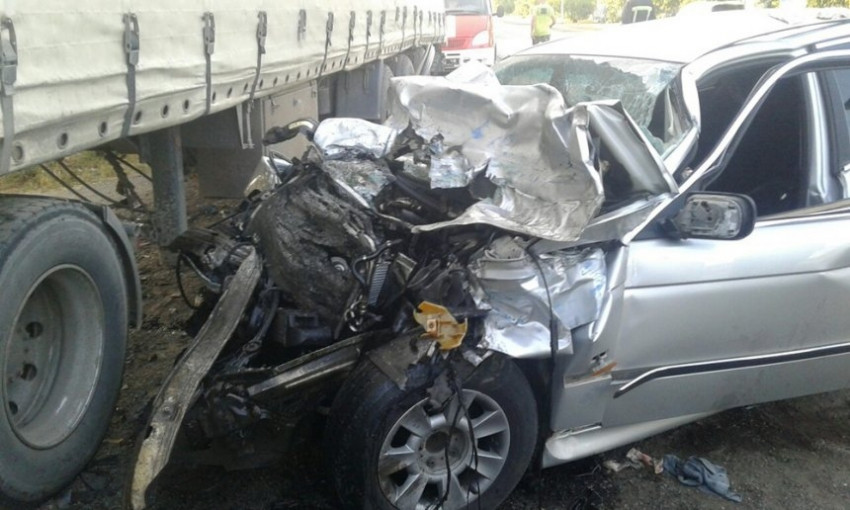 На Николаевщине столкнулись BMW и грузовик: погиб 23-летний водитель