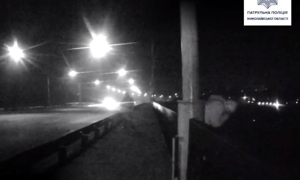 «Твоя жизнь этого не стоит»: появилось видео, как мужчину отговаривали прыгать с Ингульского моста