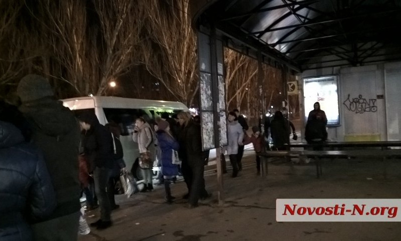 В первый день Нового года николаевцы часами ожидают общественный транспорт и не могут доехать в центр