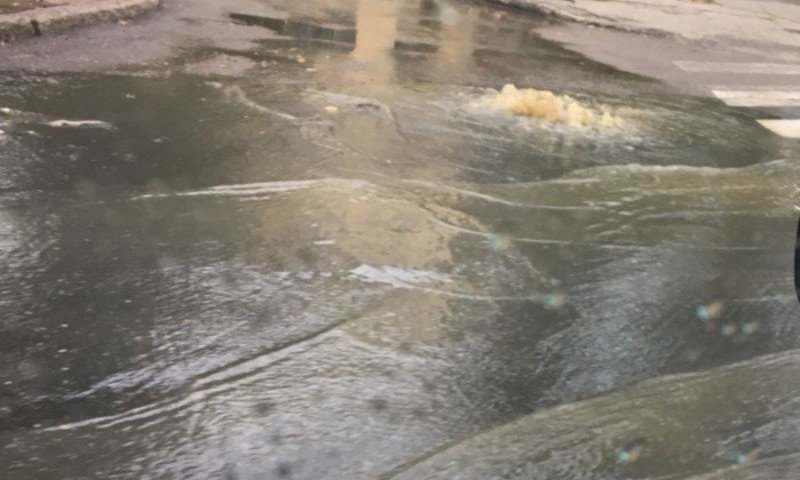 В Николаеве опять забил «фекальный гейзер»: канализация топит улицу