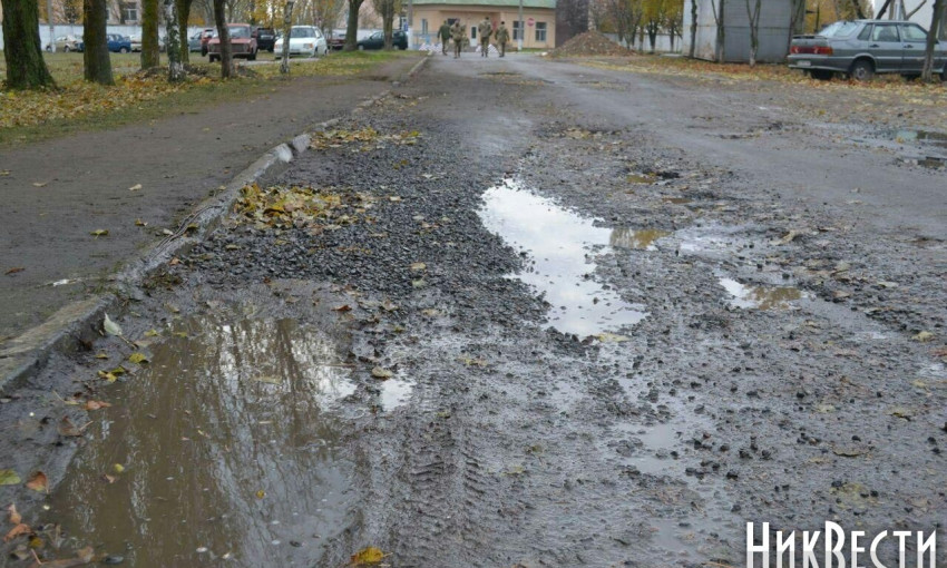 После года обращений местные власти так и не залатали ямы вблизи части николаевских морпехов