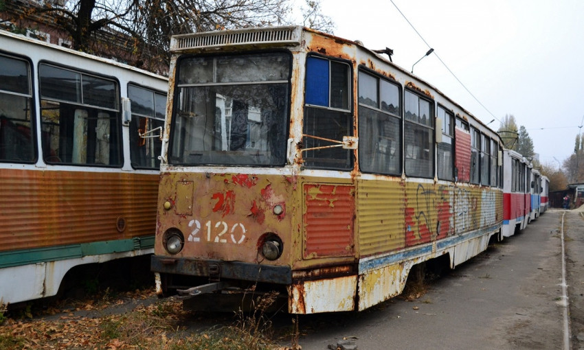 Производство трамваев или ремонт? В депо Николаева ремонтируют трамвайный вагон, который хотели списать.