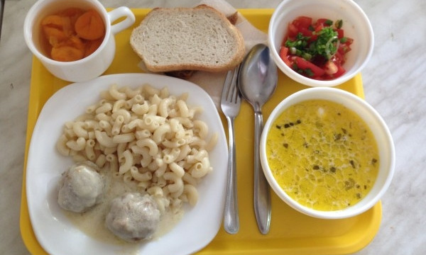 Внеплановая проверка в николаевской школе показала кишечную палочку в еде
