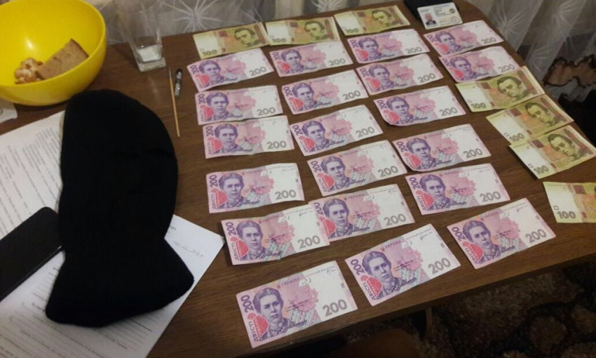 Двое полицейских на Николаевщине ежемесячно требовали 30 тысяч гривен от наркозависимого