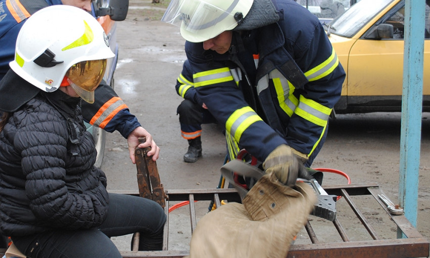 Николаевские спасатели помогли девочке, ногу которой зажало в металлической решетке скамейки