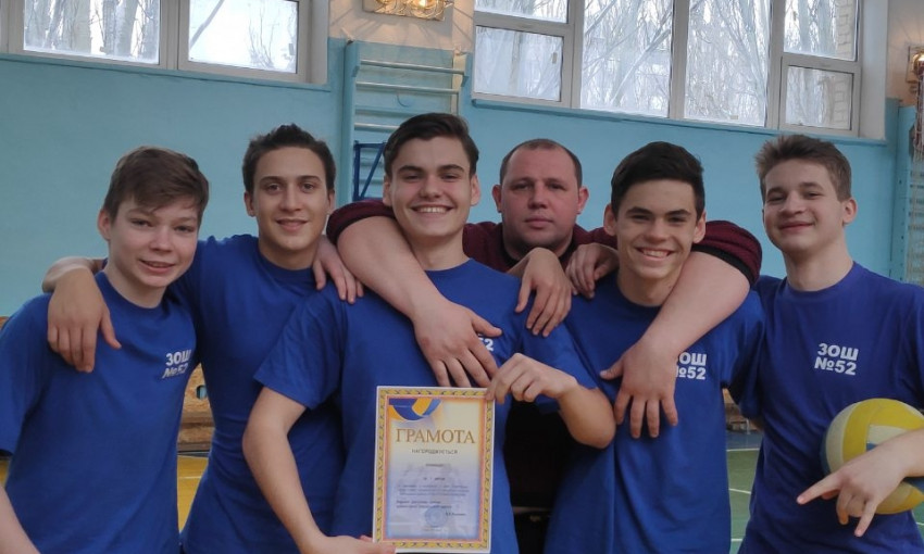 В Заводском районе состоялись соревнования по волейболу среди школьников