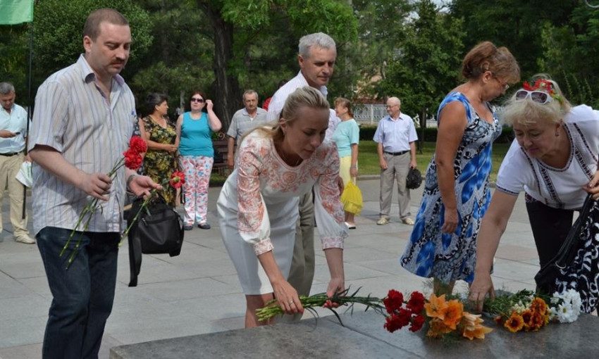 Возложение цветов ко дню Конституции Украины 