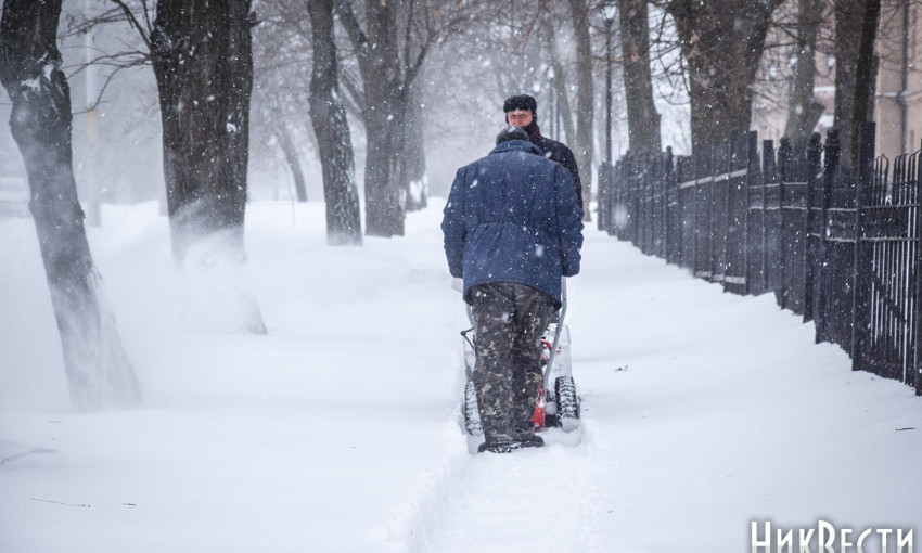 Администрациям районов выдали по сотне лопат для уборки снега в Николаеве