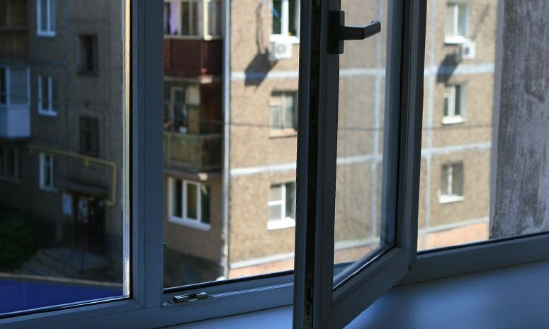 В Николаеве пьяный 19-летний студент выпал из окна четвертого этажа общежития
