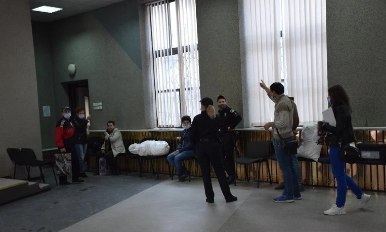 Члены ТИК Центрального района в Николаеве не спят третьи сутки из-за сдачи бюллетеней с участковых избирательных комиссий.