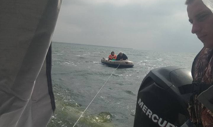 Из-за непогоды рыбаки на надувной лодке оказались в открытом море