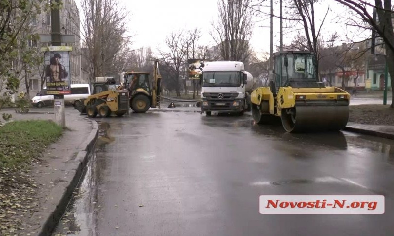 Николаевские дорожники укладывали асфальт в лужи на улице Пограничной