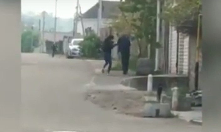 В Николаеве мужчина избил девушку на улице средь белого дня