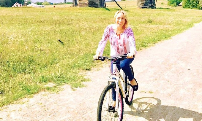 Глава облсовета Москаленко прокатилась на велосипеде по Музею народной архитектуры Украины