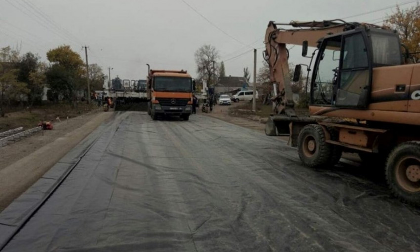 При укладке бетонной трассы Н-14 в Николаевской области используют полиэтилен