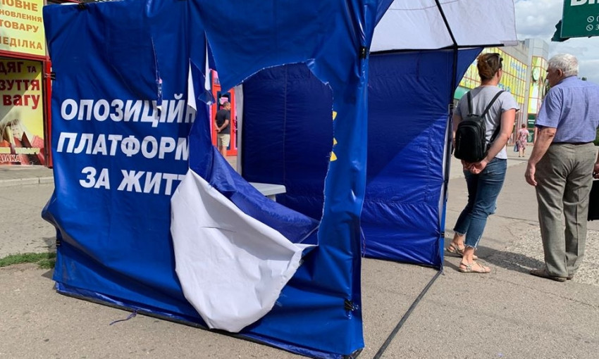 В Николаеве напали с ножом на палатку партии ОПЗЖ