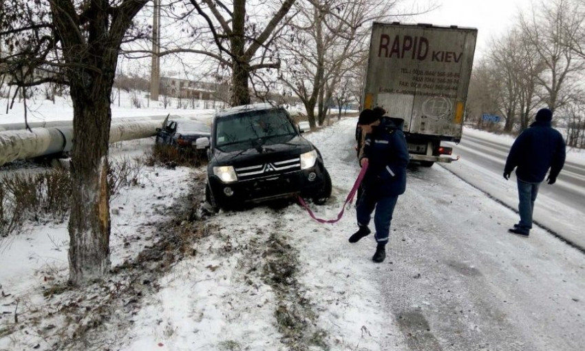 Вчера на Николаевщине спасатели 6 раз освобождали автомобили со снежных ловушек