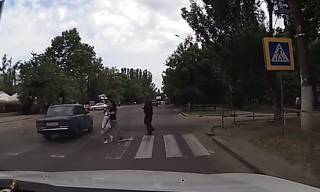 В Николаеве водитель на «ВАЗ» едва не сбил женщину с детьми на пешеходном переходе