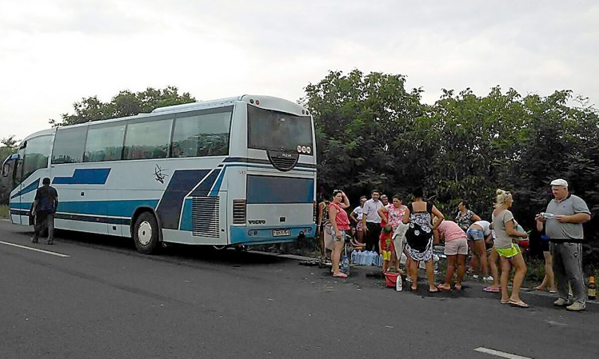 В Николаевской области спасатели помогли белорусским туристам, чей автобус поломался на трассе