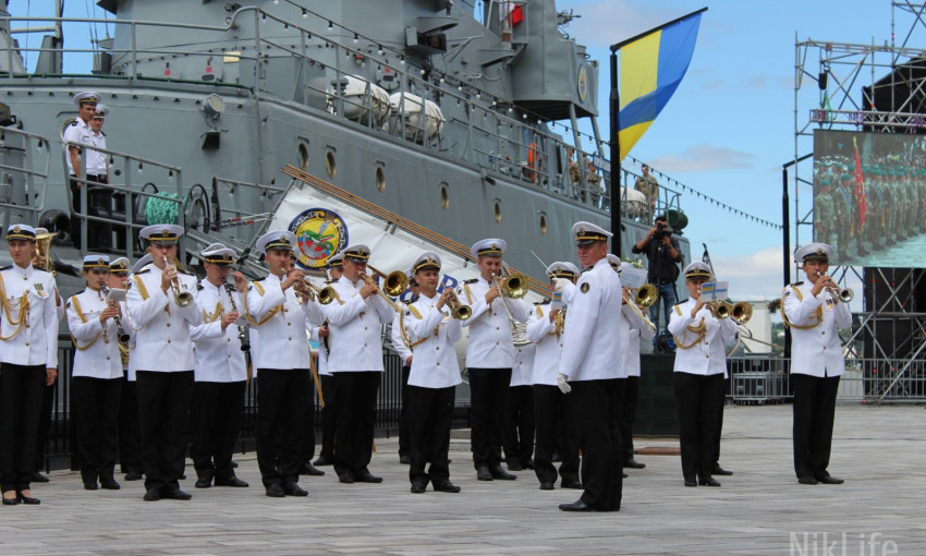 На николаевском речвокзале с военными вертолетами и кораблями отмечают День ВМС Украины