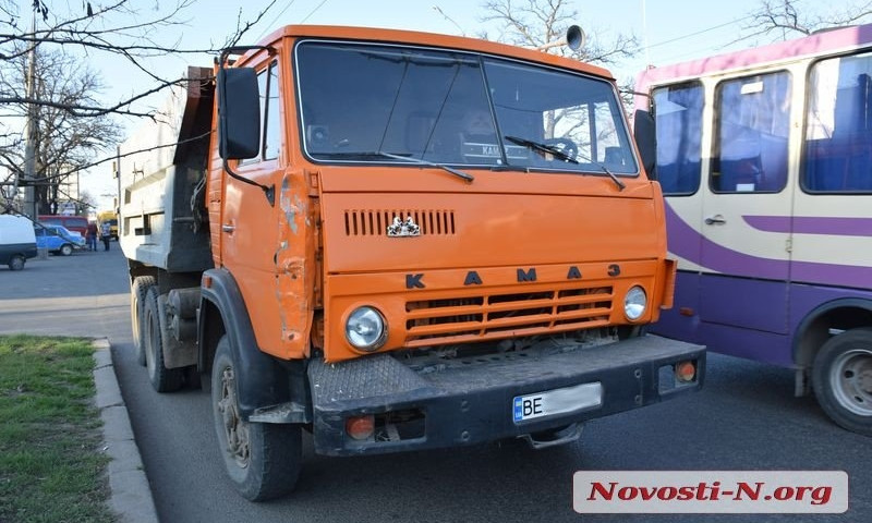 В Николаеве грузовик «КамАЗ» столкнулся с пассажирским автобусом «Днепр-Очаков»  